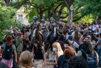 Polic&iacute;a contiene manifestaci&oacute;n pro-palestinos en Universidad de Texas