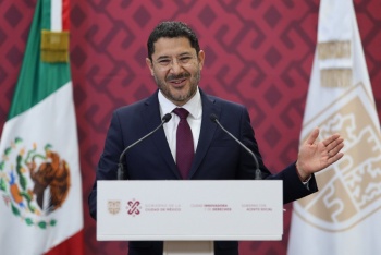 Mart&iacute; Batres y Alejandra Frausto recorren la calzada peatonal Chivatito como parte del proyecto 