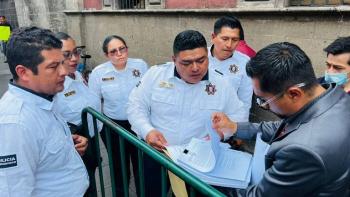 Policías protestan ante el presidente López Obrador por despidos en Campeche