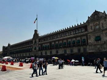 Blindan Palacio Nacional ante nuevas movilizaciones por los 43 normalistas de Ayotzinapa