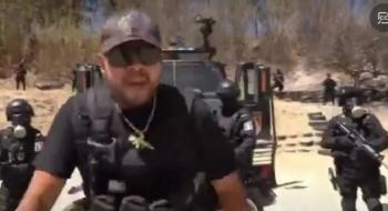 Policía Estatal colabora en la filmación de narcocorrido y separan del cargo a tres