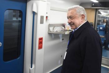 AMLO viaja a Campeche para supervisar obras del Tren Maya; polic&iacute;as se manifiestan