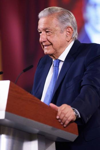 AMLO justifica blindaje de Palacio Nacional por manifestaci&oacute;n de padres de Ayotzinapa