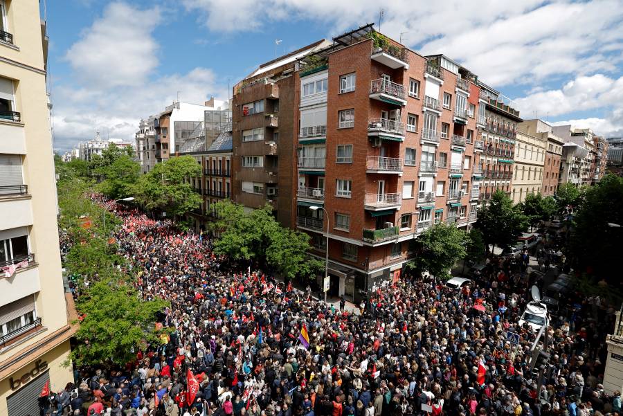 Socialistas españoles se movilizan para pedir a Sánchez que no dimita