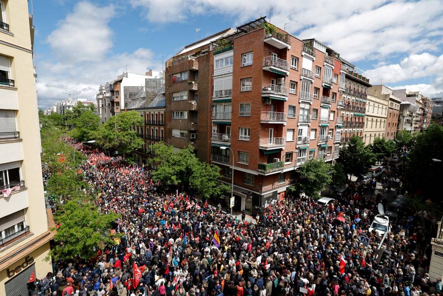 Socialistas espa&ntilde;oles se movilizan para pedir a S&aacute;nchez que no dimita