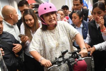 Xóchitl Gálvez fracasa en su intento de pegar calcomanías en automóviles de Ciudad de México