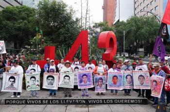 Familiares de los 43 de Ayotzinapa instalan plant&oacute;n frente a Palacio Nacional