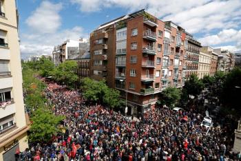 Socialistas espa&ntilde;oles se movilizan para pedir a S&aacute;nchez que no dimita