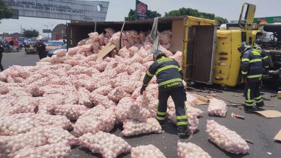 Vuelca tr&aacute;iler cargado de cebollas en la Central de Abasto