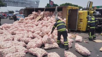 Vuelca tr&aacute;iler cargado de cebollas en la Central de Abasto