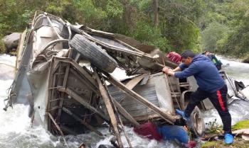 Al menos 23 muertos al caer autob&uacute;s a un abismo en norte de Per&uacute;
