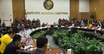 Comisión del INE mantiene vigente video de presbítero repartiendo propaganda política