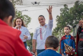 Janecarlo Lozano firma compromiso por la ni&ntilde;ez; dar&aacute; uniformes gratuitos en GAM