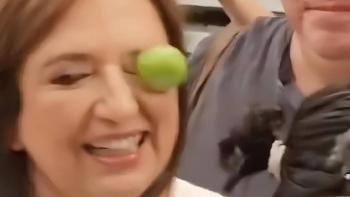 X&oacute;chitl G&aacute;lvez recibe limonazo en mercado de la CDMX