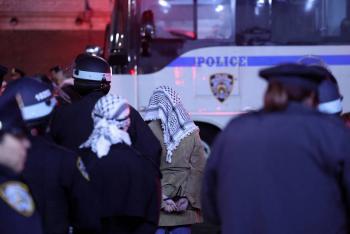 La policía de Nueva York expulsa a manifestantes pro palestinos del campus de la Universidad de Columbia