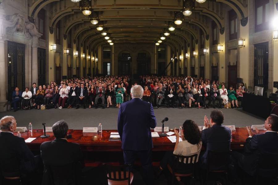 AMLO pide a legisladores de Morena continuar “sin titubeos” con la transformación
