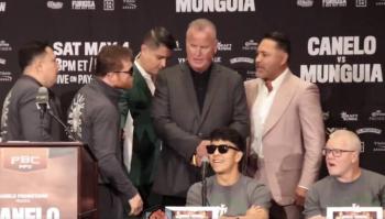 Canelo augura contundente victoria ante Mungu&iacute;a y se encara con De la Hoya