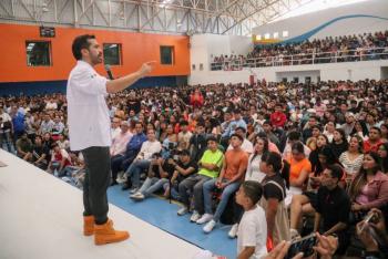 Jorge Alvarez Máynez dialoga con estudiantes universitarios de la UVM en San Luis Potosí