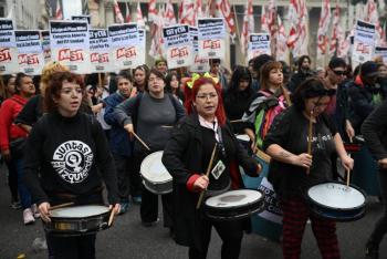 Miles marchan en Argentina por el Día del Trabajador y contra reforma laboral de Milei