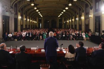 AMLO pide a legisladores de Morena continuar “sin titubeos” con la transformaci&oacute;n
