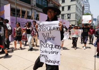 Miles de trabajadores marchan en la CDMX exigiendo derechos laborales