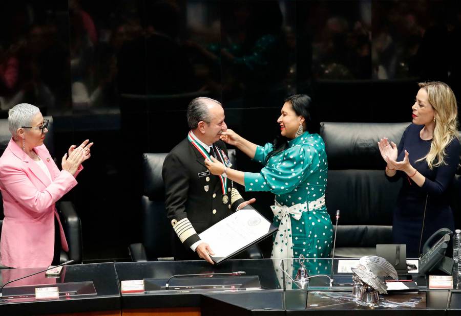 Otorga el Senado primera Medalla de Honor Armada de México al almirante Rafael Ojeda