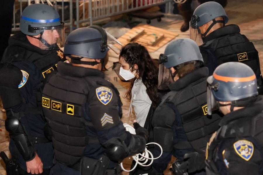 Polic&iacute;a de Los Angeles desmantela protesta propalestina en la UCLA