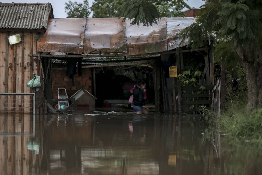 Desastre climático deja al menos 39 muertes en Brasil mientras el agua avanza