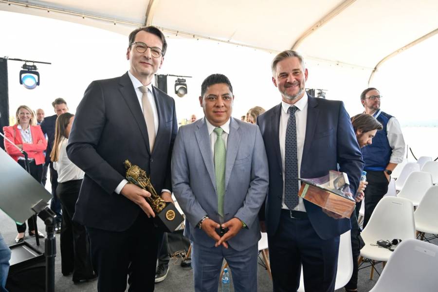 Ricardo Gallardo coloca primera piedra de nueva planta de BMW en SLP