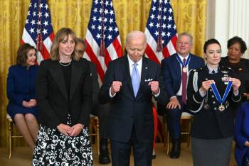 Biden ataca a Trump y honra a los principales demócratas estadounidenses en la ceremonia de entrega de medallas