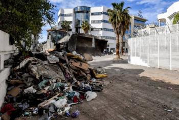 T&uacute;nez desmantela por la fuerza campos de migrantes y los env&iacute;a hacia Argelia