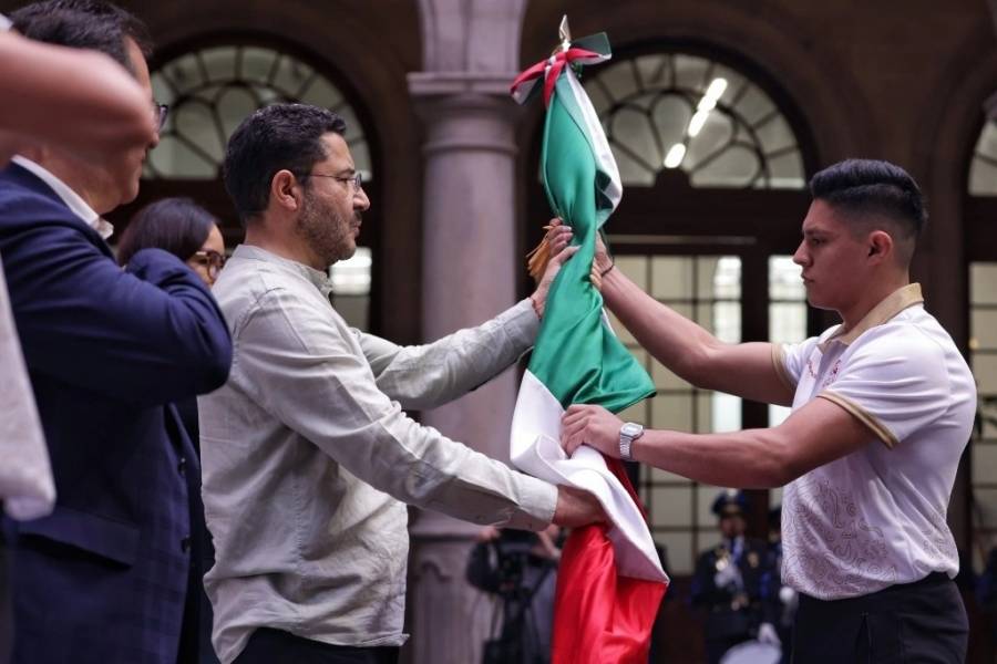 Deportistas capitalinos son abanderados para los Juegos Nacionales Conade con anuncio de inversi&oacute;n en infraestructura deportiva