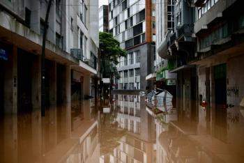 Porto Alegre golpeada por inundaciones, que ya suman casi 60 muertos en el sur de Brasil