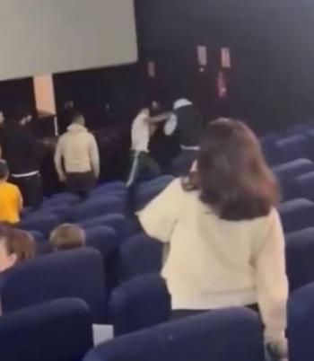 Boxeador le&oacute;nes interviene en incidente de violencia en cine infantil