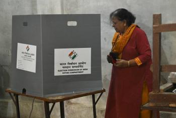 El primer ministro Modi votará mientras se intensifican las maratónicas elecciones de la India