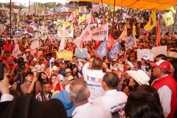 Santiago Taboada firma compromiso para mejorar condiciones de repartidores de aplicaciones