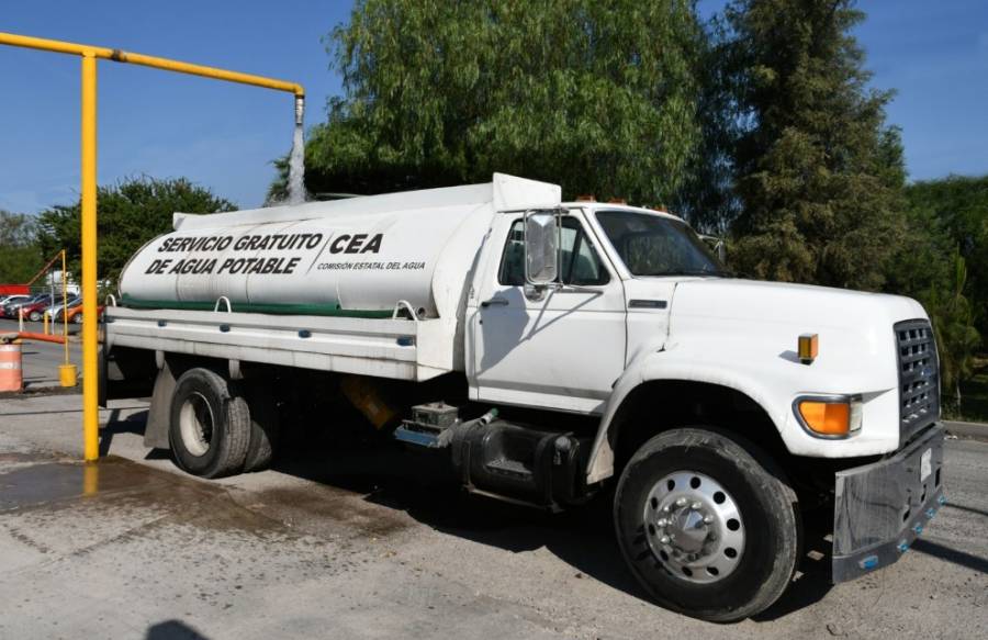 Suministran agua gratuita a familias en la zona metropolitana