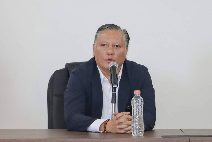 Fernando Morales conversa con representantes de la CANACINTRA