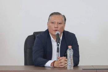 Fernando Morales conversa con representantes de la CANACINTRA