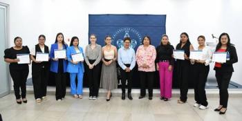 Entrega Lilia Cedillo reconocimientos a estudiantes becarias de Abogadas MX