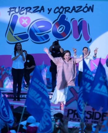 X&oacute;chitl G&aacute;lvez llena plaza principal de Le&oacute;n con su discurso anti-Morena