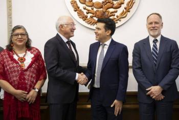 Se re&uacute;nen subsecretario Arturo Medina y embajador Ken Salazar