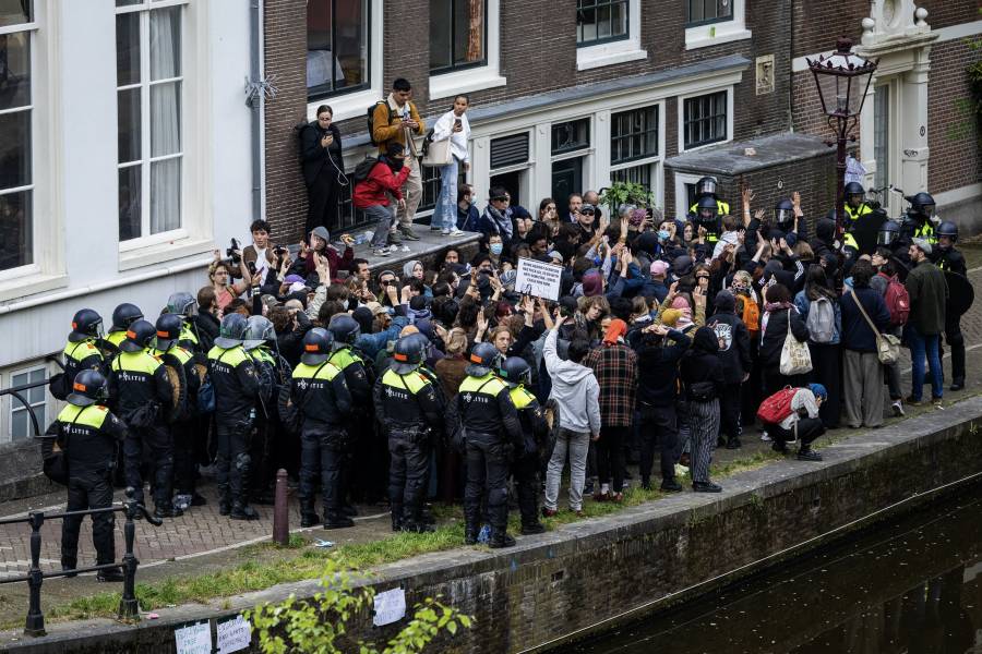 Policía antidisturbios y manifestantes se enfrentan en manifestación en Ámsterdam Gaza