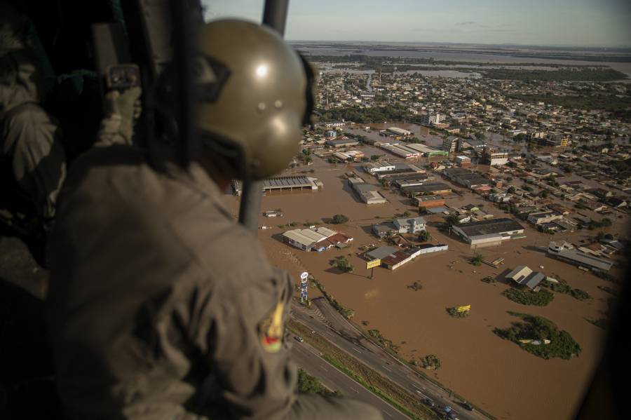 Muertes por lluvias en Brasil suben a 100, autoridades piden no volver a zonas de riesgo
