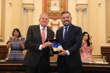 Director de la clínica Ruiz recibe Presea Puebla Zaragoza