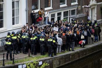 Polic&iacute;a antidisturbios y manifestantes se enfrentan en manifestaci&oacute;n en &Aacute;msterdam Gaza