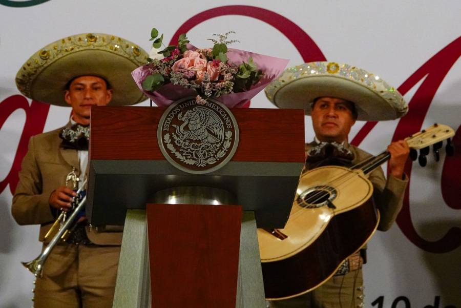 AMLO da ramo de flores por Día de las Madres ¿cuál es su simbolismo e impacto comercial?
