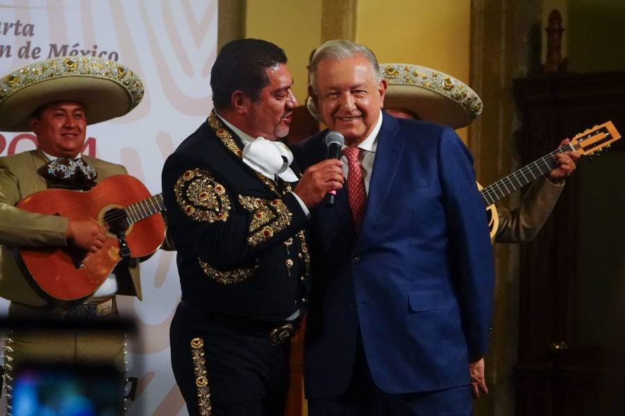Conjuntos para las madres y otras veces que AMLO ha llevado música en vivo a la mañanera