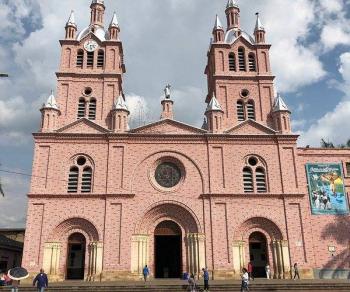 Gustavo Petro visita Bas&iacute;lica Menor Se&ntilde;or de Los Milagros en Buga