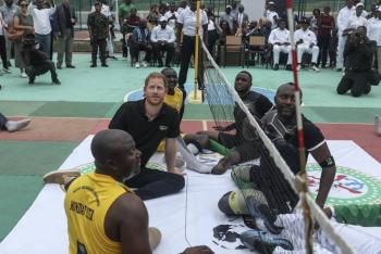 En Nigeria para Invictus, el príncipe Harry juega voleibol con veteranos